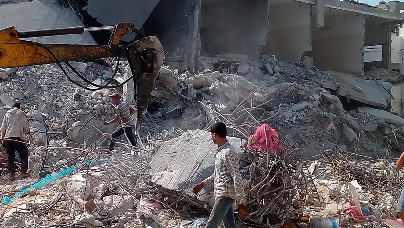 Palästinensische Männer arbeiten auf einem Grundstück in Gaza-Stadt, um Folgen der Zerstörungen durch Luftangriffe während des Konflikts im Mai zu beseitigen. 100 Tage nach der Waffenruhe zwischen Israel und der in Gaza herrschenden Hamas steht der…