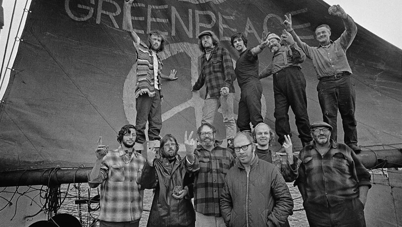 Die Besatzung der Phyllis Cormack (auch "Greenpeace" genannt)im Jahr 1971 an Bord des Schiffes. Im Uhrzeigersinn von oben links: Hunter, Moore, Cummings, Metcalfe, Birmingham, Cormack, Darnell, Simmons, Bohlen, Thurston, Fineberg. Foto: Robert Keziere…