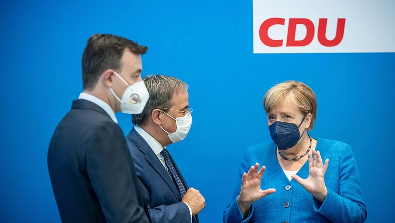 dpatopbilder - Bundeskanzlerin Angela Merkel spricht mit Armin Laschet CDU-Generalsekretär Paul Ziemiak. Foto: Michael Kappeler/dpa Pool/dpa