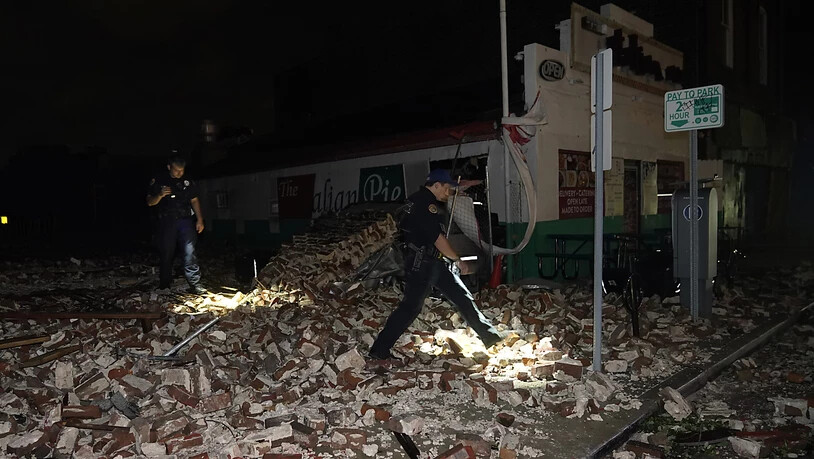 Die Polizei von New Orleans durchsucht die Trümmer eines Gebäudes, das durch die Auswirkungen des Hurrikans «Ida» eingestürzt ist. Foto: Eric Gay/AP/dpa