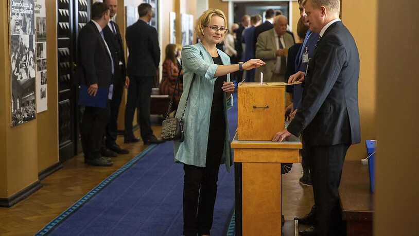 Eine estnische Abgeordnete (M) wirft im estnischen Parlament bei der Wahl über den neuen estnischen Staatspräsidenten ihren Wahlzettel in eine Wahlurne. Einziger Kandidat bei der Abstimmung über das höchste Staatsamt des baltischen EU- und Nato-Landes…