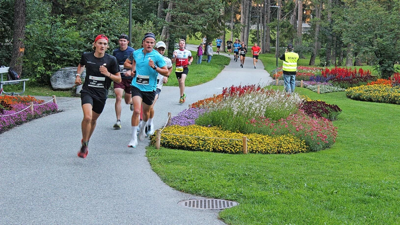 Packende Duelle im Kurpark während des Night-Runs.