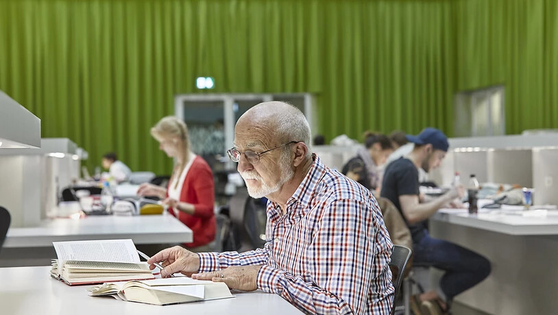 Ein Pensionierter lernt in der Bibliothek der Universität Luzern: Der Hunger nach Bildung ist auch im Alter noch gross. (Symbolbild)