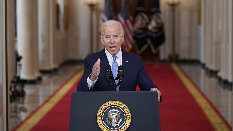 US-Präsident Joe Biden spricht im State Dining Room des Weißen Hauses über Afghanistan. Biden hat am Dienstag nach dem Ende des internationalen Militäreinsatzes in Afghanistan seine umstrittene Abzugsentscheidung vehement verteidigt. «Es war an der Zeit,…