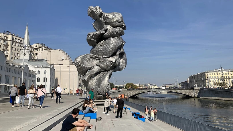 Die Skulptur «Big Clay #4» des Schweizer Künstlers Urs Fischer in Moskau. Foto: Hannah Wagner/dpa - ACHTUNG: Nur zur redaktionellen Verwendung im Zusammenhang mit der aktuellen Berichterstattung und nur mit vollständiger Nennung des vorstehenden Credits