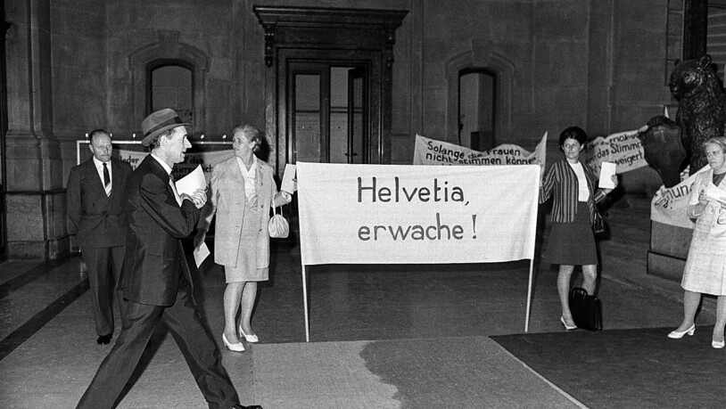 Frauenrechtlerinnen demonstrieren im Bundeshaus in Bern vor der Debatte im Nationalrat über den Beitritt der Schweiz zur Europäischen Menschenrechtskonvention, aufgenommen am 12. Juni 1969. (Archivbild)