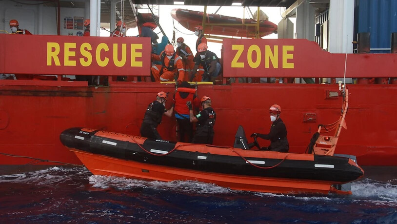 HANDOUT - Seenotretter helfen einem Flüchtling auf das Seenotrettungsschiffs «Sea-Eye 4». Foto: Oriol Lazaros Planas/sea eye/dpa - ACHTUNG: Nur zur redaktionellen Verwendung und nur mit vollständiger Nennung des vorstehenden Credits