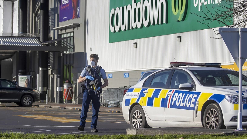 Ein Polizist vor der "Countdown"-Supermarkt-Filiale in der neuseeländischen Metropole Auckland, nachdem dort am Freitag eine Messer-Attacke stattgefunden hatte. (Archivbild)
