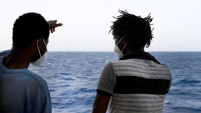 HANDOUT - Zwei Männer stehen an Deck des Seenotrettungsschiffs «Sea-Eye 4». Die Regensburger Hilfsorganisation Sea-Eye darf mit knapp 30 im Mittelmeer geretteten Menschen einen Hafen auf der italienischen Insel Sizilien ansteuern. Foto: Lazaros Planas…