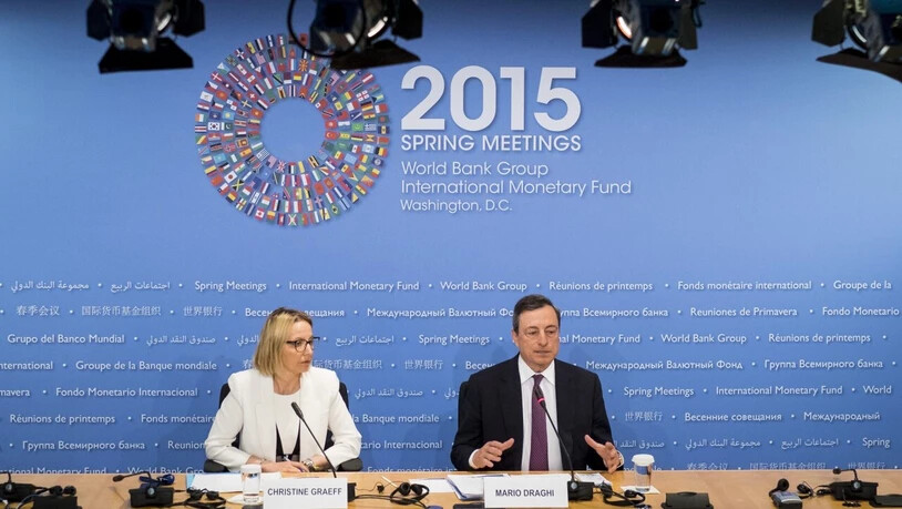 Die Credit Suisse hat zwei neue Geschäftsleitungsmitglieder berufen. Eine davon ist die frühere EZB-Kommunikationschefin Christine Graeff, hier im Bild neben ihrem früheren Chef bzw. dem jetzigen italienischen Regierungschef Mario Draghi. (Archivbild)