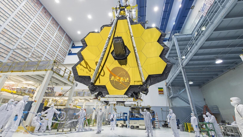 HANDOUT - Dieses von der NASA zur Verfügung gestellte Foto zeigt Techniker, die die Spiegelbaugruppe des «James Webb»-Teleskops im Goddard Space Flight Center der NASA anheben. Mit Jahren Verzögerung wollen Raumfahrtbehörden das gigantische «James Webb…