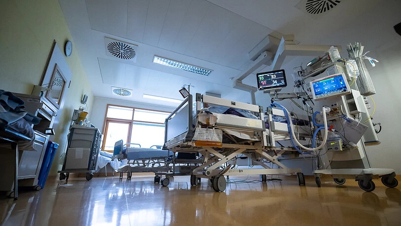 ARCHIV - Ein Intensivbett, in dem ein Covid-19-Patient liegt, steht auf einer Intensivstation des RKH Klinikum Ludwigsburg. Foto: Sebastian Gollnow/dpa