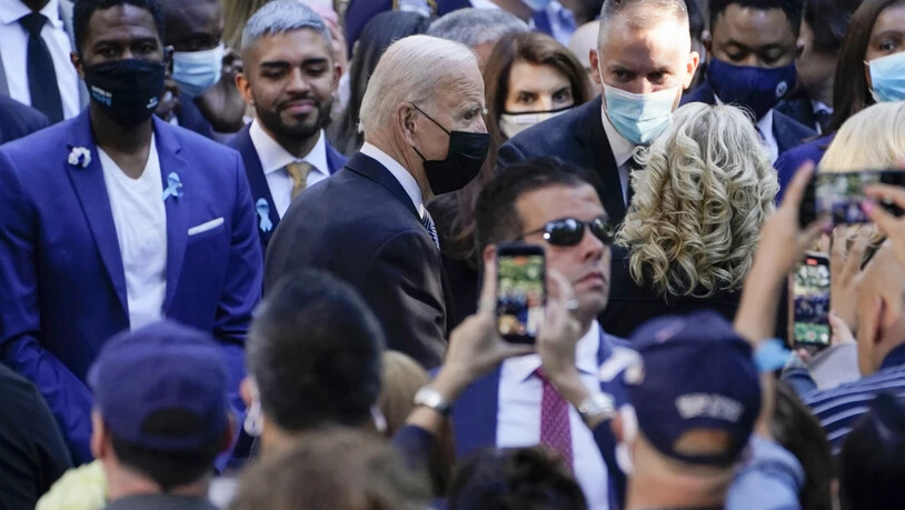 Joe Biden kommt gemeinsam mit seiner Ehefrau und First Lady Jill Biden zu einer Gedenkveranstaltung anlässlich der Anschläge vom 11. September 2001 am «National September 11 Memorial and Museum» in New York an. Foto: Evan Vucci/AP/dpa