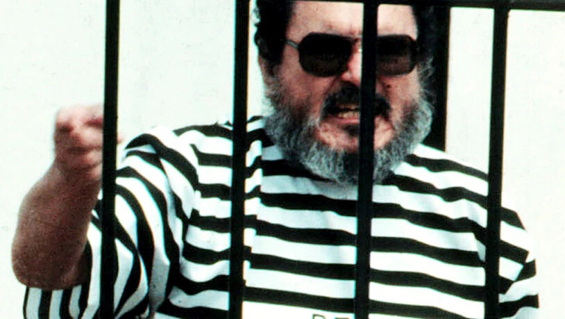 ARCHIV - Abimael Guzman, der Gründer und Anführer der Guerillabewegung Leuchtender Pfad, schreit im September 1992 nachdem er gefangen genommen wurde. Foto: Str/AP/dpa