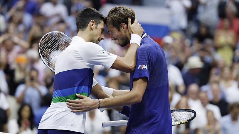 Novak Djokovic gratuliert Daniil Medwedew zum ersten Grand-Slam-Sieg