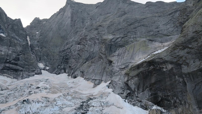 Die Bergsteiger stürzten in der Felswand am Piz Badile im Bergell ab, fielen auf den Gletscher und verschwanden in einer Gletscherspalte.