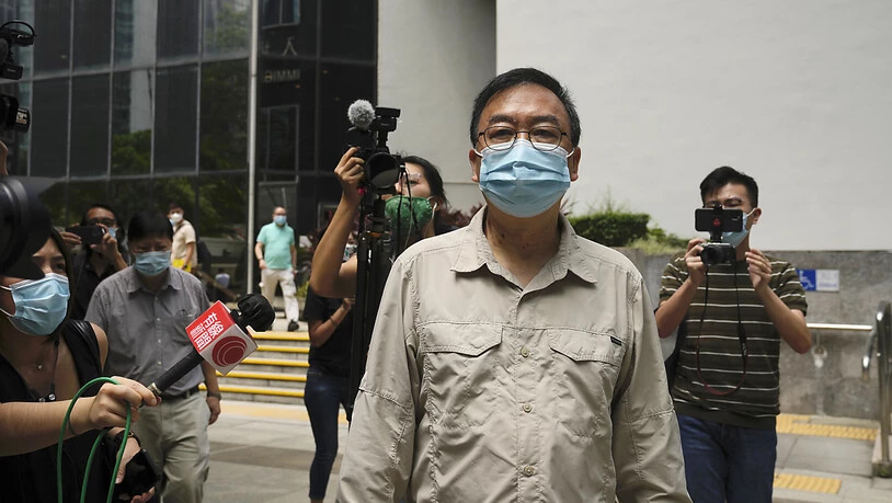 Der pro-demokratische Aktivist Cheung Man-kwong verlässt ein Gericht, nachdem er eine Bewährungsstrafe erhalten hat. Neun Hongkonger Aktivisten und ehemalige Abgeordnete wurden zu Haftstrafen von bis zu 10 Monaten verurteilt. Foto: Kin Cheung/AP/dpa