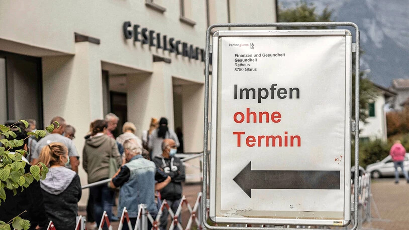 450 Impfungen pro Tag: Nach Einführung der Zertifikatspflicht bildet sich am Mittwoch vor dem Impfzentrum in Ennnenda eine Schlange. 