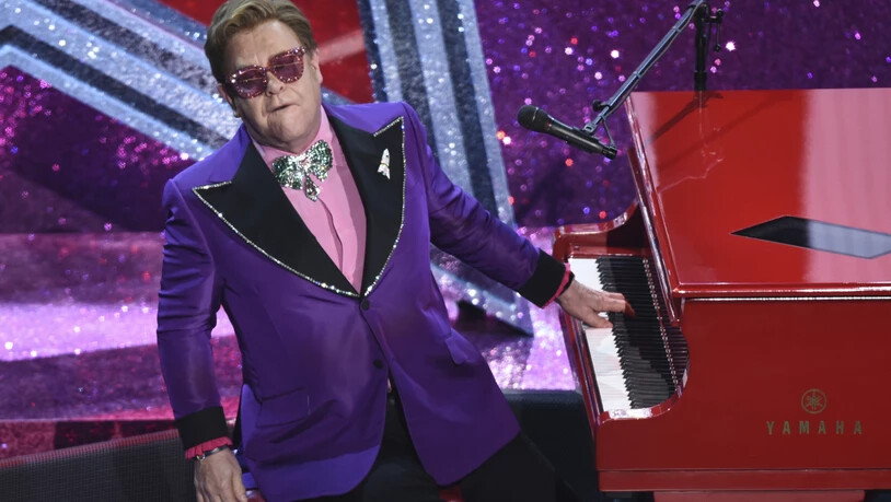 ARCHIV - Elton John singt bei der Oscar-Verleihung 2020 im Dolby Theatre in Los Angeles "(I'm Gonna) Love Me Again", das für den Preis für den besten Originalsong aus "Rocketman" nominiert ist. Foto: Chris Pizzello/Invision/AP/dpa