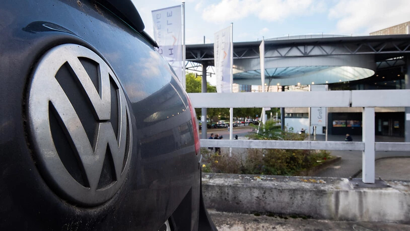 Ein Volkswagen parkt vor der Stadthalle Braunschweig. In der Stadthalle beginnt ein Strafprozess des Landgerichts Braunschweig gegen vier Angeklagte im VW-Abgasskandal. (Archivbild)