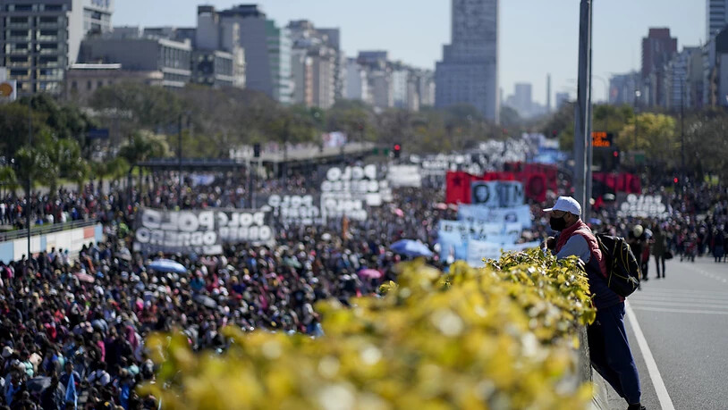 Ein Mann mit Mund-Nasen-Bedeckung beobachtet eine Demonstration zur Forderung von Arbeitsplätzen und Sozialleistungen. Die argentinische Koalitionsregierung erlebt eine politische Krise nach der Schlappe bei den letzten Vorwahlen. Foto: Natacha Pisarenko…