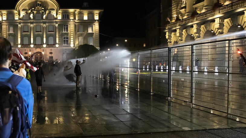 Die Polizei setzte am Donnerstagabend Wasserwerfer gegen Demonstranten auf dem Bundesplatz ein, die sich an einem Schutzzaun zu schaffen machten. (Archivbild)