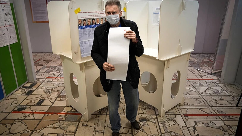 Ein Mann geht zur Stimmabgabe in einem Wahllokal in Moskau. Die Wahllokale im äußersten Osten Russlands wurden bei der Wahl einer neuen Staatsduma bereits geschlossen und es wurde mit der Auszählung der Stimmen begonnen. Foto: Alexander Zemlianichenko/AP…