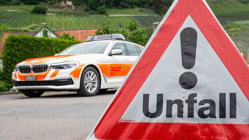 Ein 78-jähriger Belgier ist am Sonntagnachmittag mit seinem Auto auf der Autobahn A3 Richtung Zürich verunfallt. Noch auf der Unfallstelle verstarb er trotz Reanimationsversuchen.
