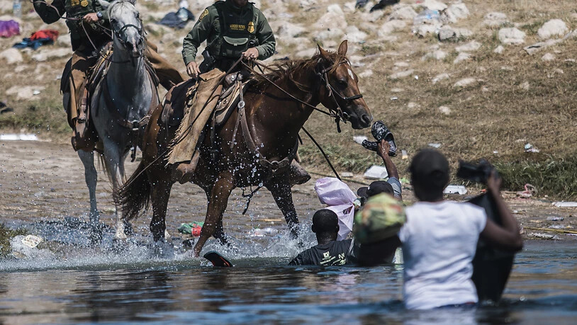 Beamte der US-Zoll- und Grenzschutzbehörde am Rio Grande. Foto: Felix Marquez/AP/dpa