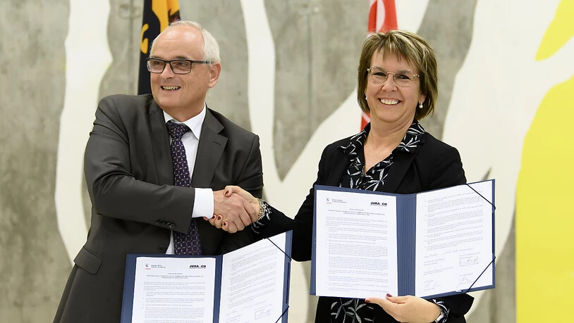 Der Berner Regierungsrat Pierre Alain Schnegg und seine jurassische Amtskollegin Nathalie Barthoulot mit der unterzeichneten Roadmap für Moutier.