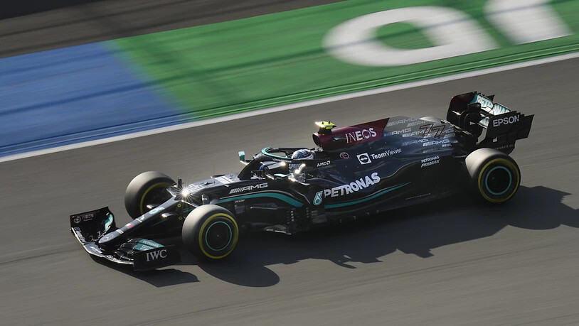 Valtteri Bottas fährt im Mercedes die Bestzeit im ersten Training.