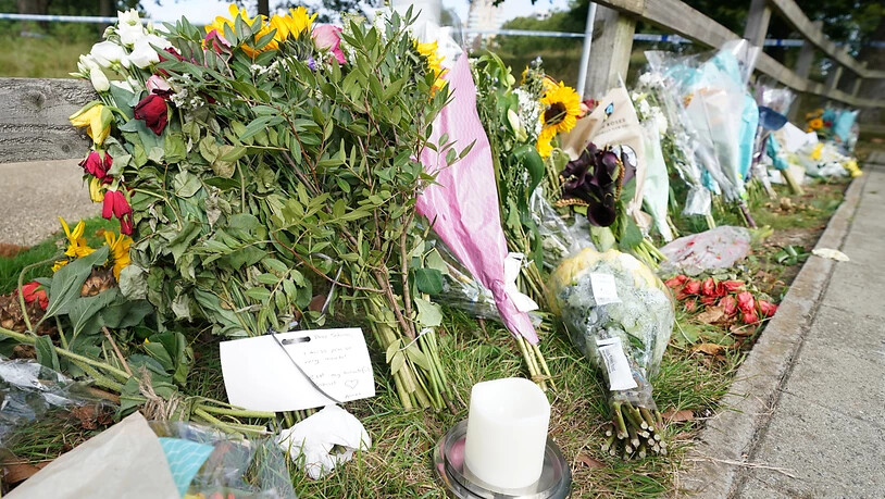 Blumensträuße im Cator Park in Südlondon in der Nähe des Tatorts, an dem die Leiche einer jungen Frau gefunden wurde. Foto: Ian West/PA Wire/dpa