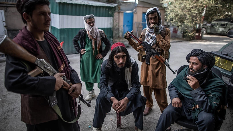 Taliban-Kämpfer halten Wache vor einer Polizeistation in Kabul. Rund fünf Wochen nach der Machtübernahme in Afghanistan haben die militant-islamistischen Taliban neue Mitglieder ihrer Übergangsregierung vorgestellt - Frauen sind aber weiterhin nicht…