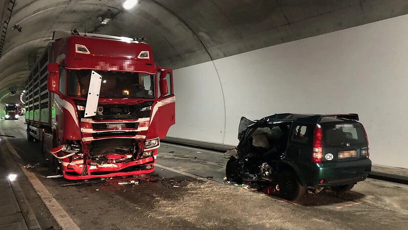 In einem Tunnel der A3 am Walensee ist ein Auto mit einem Sattelschlepper zusammengestossen. Der Autofahrer wurde tödlich verletzt.