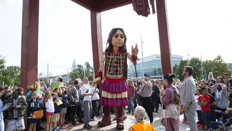 Die übergrosse Marionette Amal, ein Symbol für unbegleitete minderjährige Flüchtlinge, auf der Place des Nations in Genf.