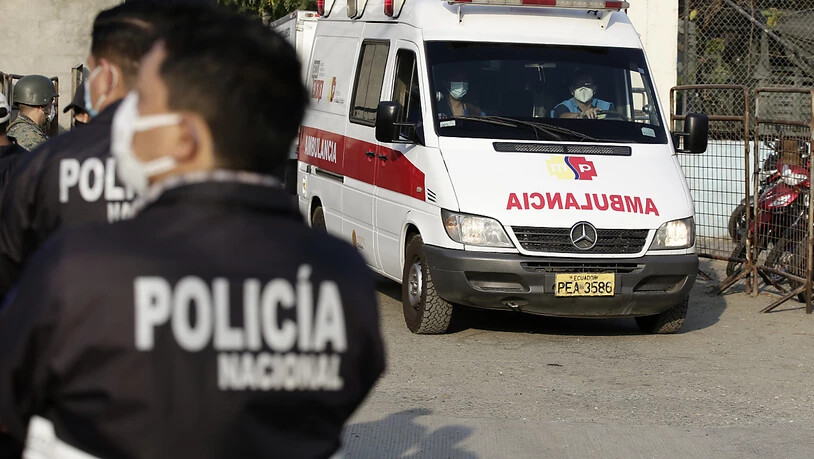 Ein Krankenwagen verlässt das Litoral-Gefängnis in Guayaquil. Foto: Angel Dejesus/AP/dpa