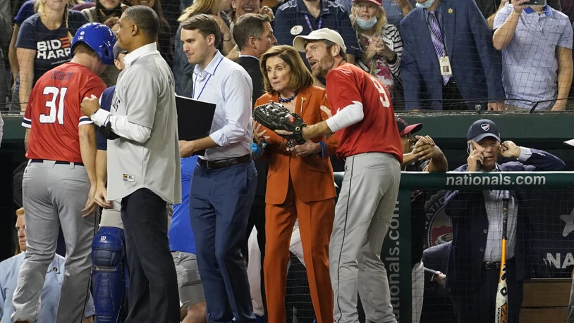 Präsident Joe Biden (r) telefoniert, während die Sprecherin des Repräsentantenhauses, Nancy Pelosi (M, Kalifornien) das Baseballspiel des Kongresses verfolgt. Inmitten angestrengter Verhandlungen im US-Kongress haben sich Parlamentarier und Präsident Joe…