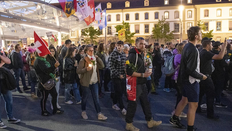 Gegnerinnen und Gegner der Corona-Massnahmen bei ihrem Umzug am Bahnhof Bern.