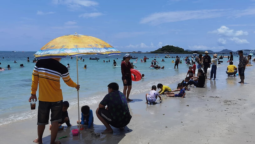ARCHIV - Einheimische und Touristen genießen die Zeit am Strand von Chonburi in Thailand. Foto: Penny Yi Wang/AP/dpa
