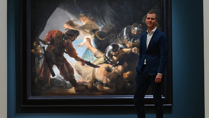 Philipp Demandt, Direktor des Städel Museums, vor dem Gemälde "Die Blendung Simsons (1636)" von Rembrandt. Foto: Arne Dedert/dpa - ACHTUNG: Nur zur redaktionellen Verwendung im Zusammenhang mit der aktuellen Berichterstattung über die Ausstellung