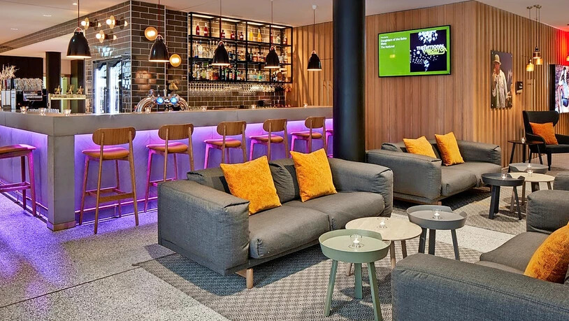 An der Bar sind unter anderem pinke Cocktails erhältlich.