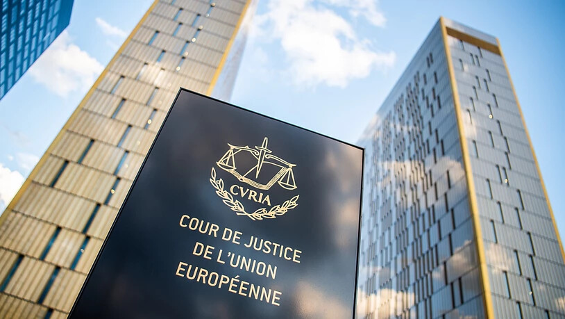 ARCHIV - Ein Schild mit der Aufschrift «Cour de Justice de l'union Européene» steht vor den Bürotürmen des Europäischen Gerichtshofs im Europaviertel auf dem Kirchberg. Am Mittwoch (06.10.2021) soll ein EuGH-Urteil zur Unabhängigkeit der Justiz in Polen…