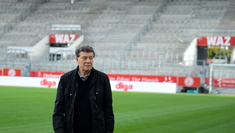 Otto Rehhagel, ehemaliger Fußballtrainer, steht bei einem Pressetermin vor dem Start des Kino-Films «King Otto» im Stadion in Essen. Der Film zeichnet den Weg zum Titelgewinn der griechischen Nationalmannschaft bei der EM 2004 unter Trainer Rehhagel nach…