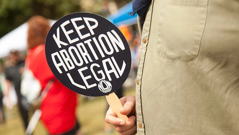 Bei einem Protestmarsch in Dallas hält eine Demonstrantin ein Schild mit der Aufschrift «Keep abortion legal» (deutsch: Abtreibung legal halten) in der Hand. Foto: Leslie Spurlock/ZUMA Press Wire/dpa
