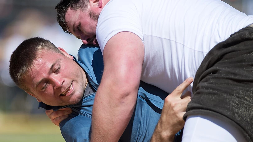 Willy Graber (links) mit einem Hüftschwung gegen Jonas Lengacher