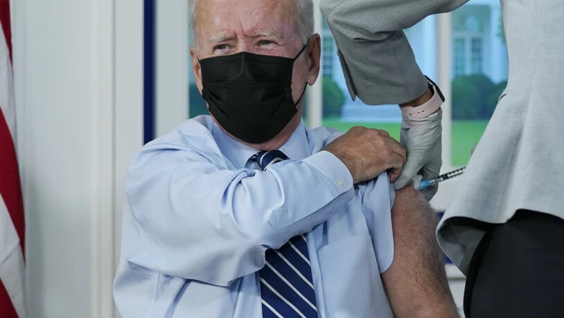 Booster-Impfungen gegen das Coronavirus sind ethisch umstritten, solange arme Länder noch immer eine sehr tiefe Impfquote aufweisen. US-Präsident Joe Biden hat sich Ende September zum dritten Mal impfen lassen. (Archivbild)