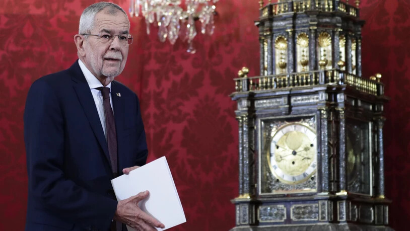 dpatopbilder - Alexander Van der Bellen, Bundespräsident von Österreich, gibt eine Erklärung zur politischen Situation im Land ab. Foto: Lisa Leutner/AP/dpa