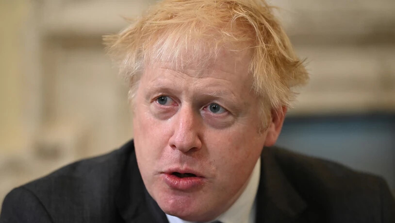 ARCHIV - Boris Johnson, Premierminister von Großbritannien, spricht während einer Kabinettssitzung in der Downing Street 10 in London. Weil Johnson trotz wachsender Sorgen um steigende Energiepreise und Versorgungsengpässe in den Urlaub gefahren ist,…
