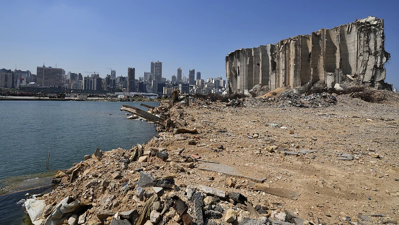 ARCHIV - Trümmer und Schutt liegen um hoch aufragende Getreidesilos im Hafen der libanesischen Hauptstadt Beirut herum. Foto: Hassan Ammar/AP/dpa