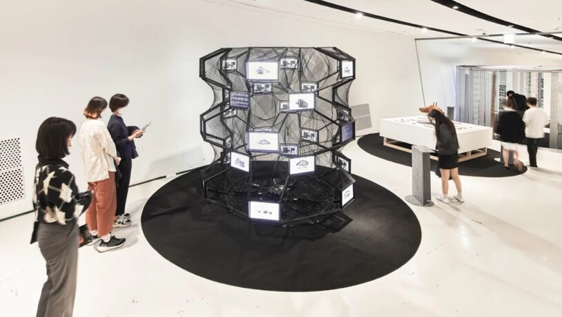 Die Installation "Artificial Swissness" ist ein Design-Hirn, das mittels künstlicher Intelligenz Chalets entwirft. Es wurde an 10'000 Bildern existierender Berghütten geschult. Neben ihren Entwürfen demonstriert die Maschine auch den "Denkprozess", den…